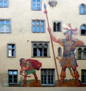 David und Goliath - Hausfassade in Regensburg (Detail)